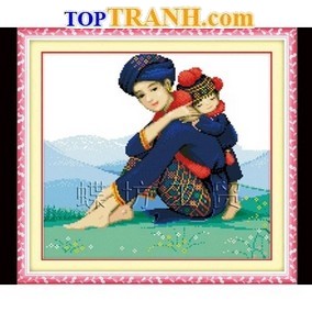 Tranh thêu mẹ địu em bé trên lưng